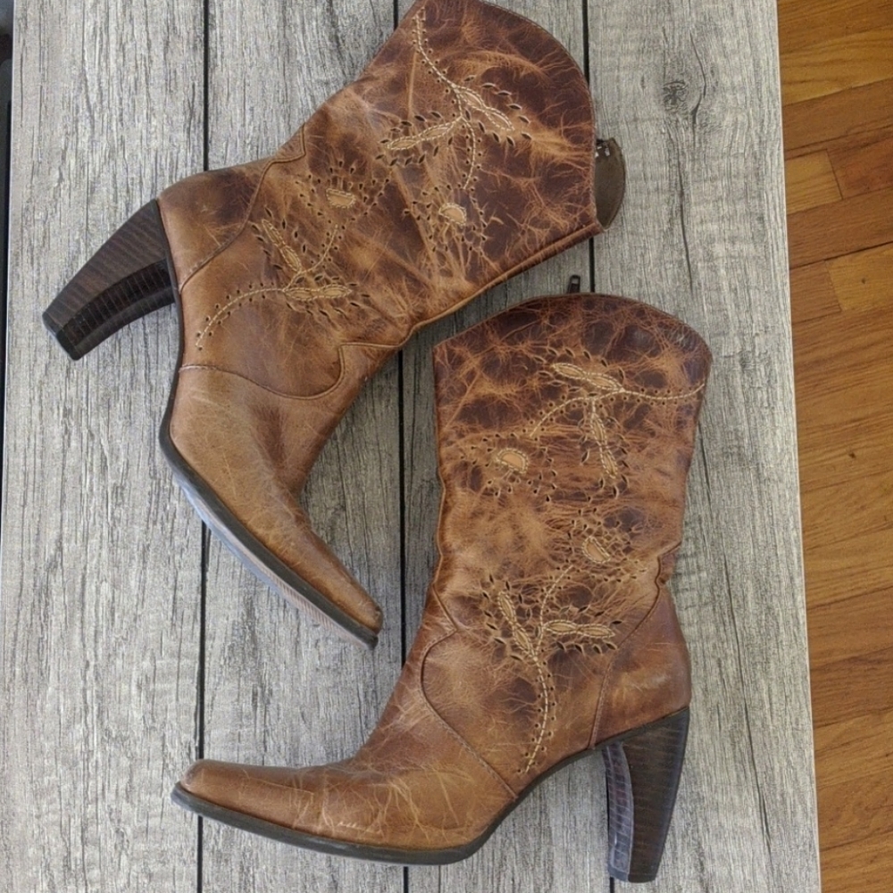 Distressed brown boot w design